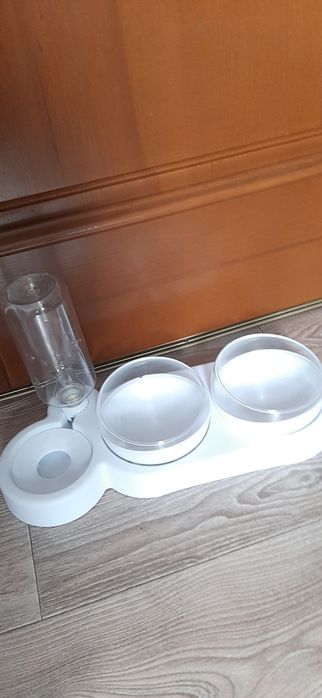 Пролам тройную миску поилку для кошек и  собак