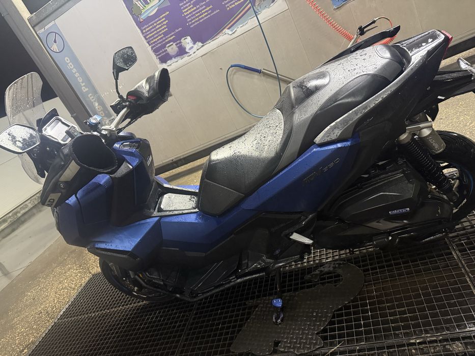 Honda ADV 350cc.