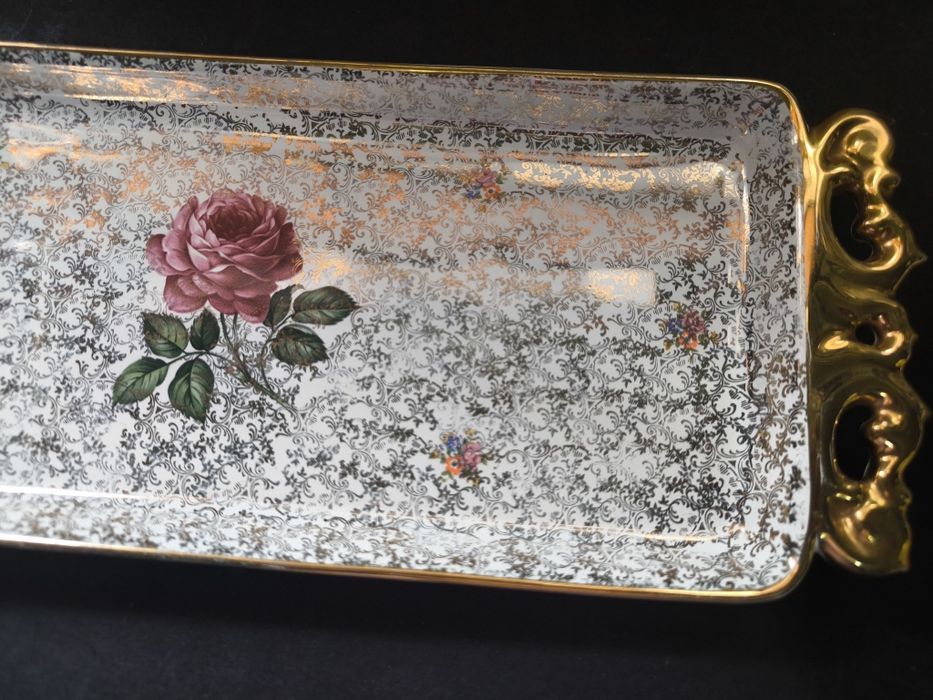 Travessa Decorativa Dourada com Rosa.
Travessa decorativa com um belo