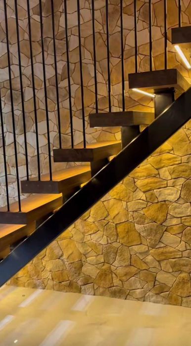 Schody do domu na konstrukcji stalowej