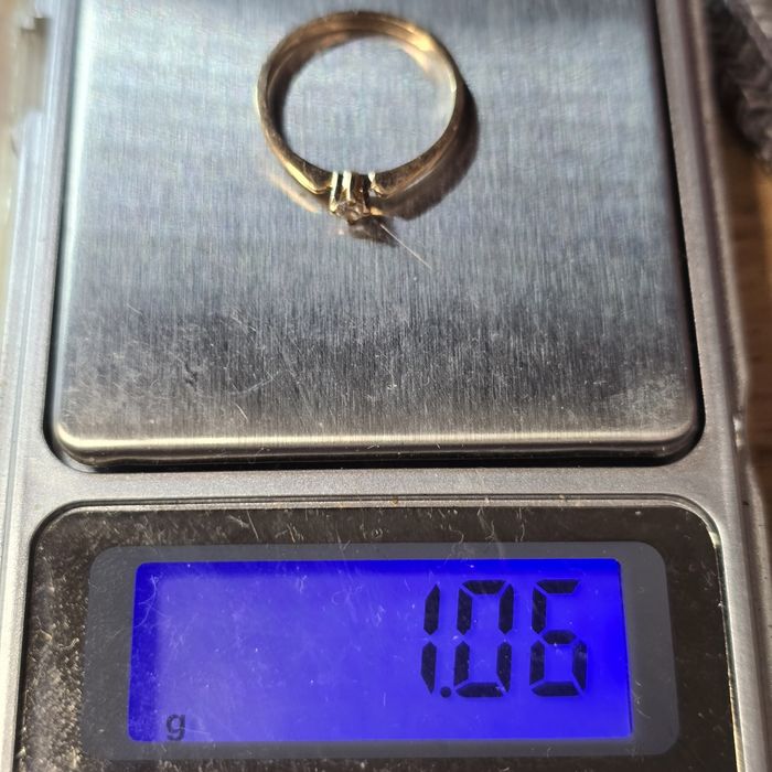 Каблучка з натуральним діамантом