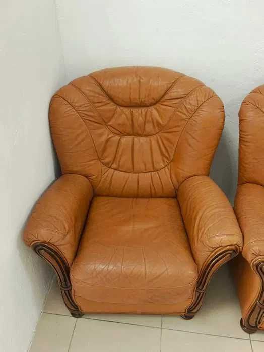 Sofá de 3 lugares + 2 poltronas em pele sintética em muito bom estado