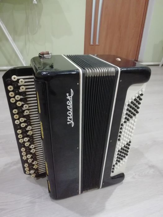 Продам баян Уголек