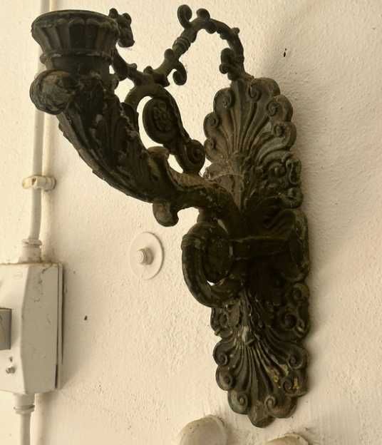 Aplique de parede para vela em ferro fundido