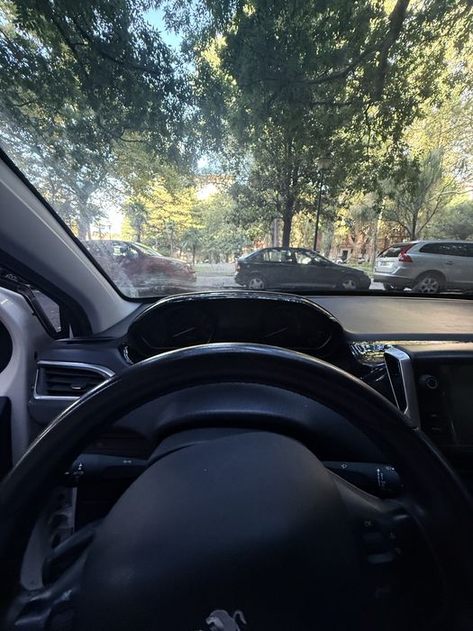 Peugeot 208 Signature 1.2cc 2019