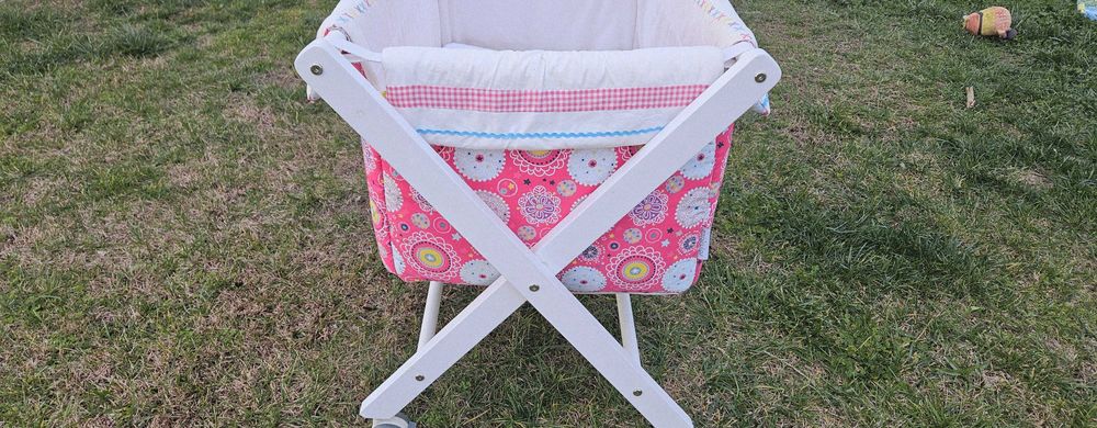 Berço bebé rosa com oferta dos lençóis de verão e de inverno