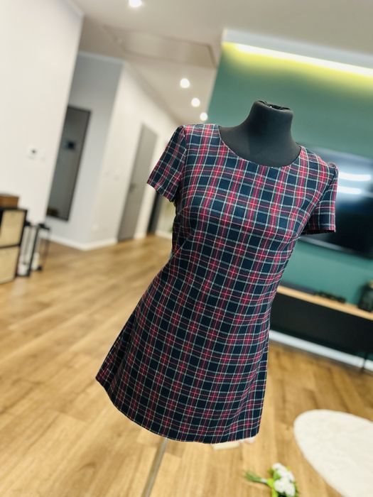 Elegancka sukienka klasyczna w kratkę kratę s 36