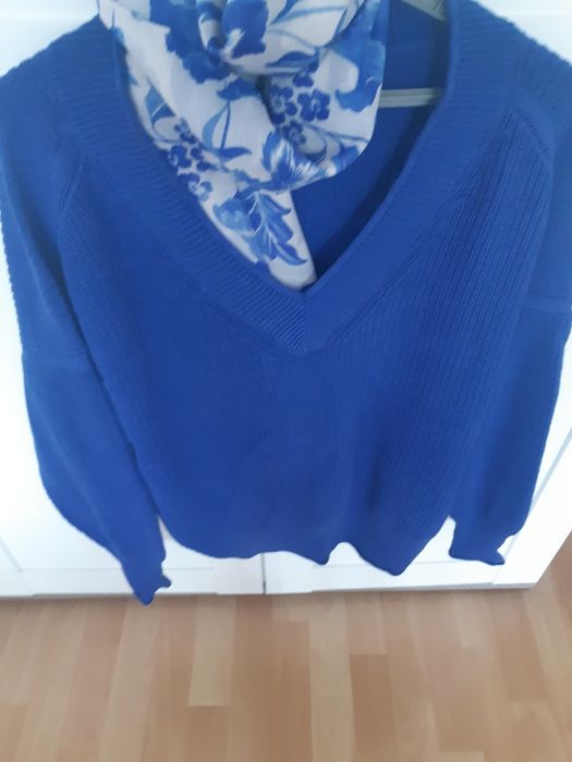 Sweter w serek Mango