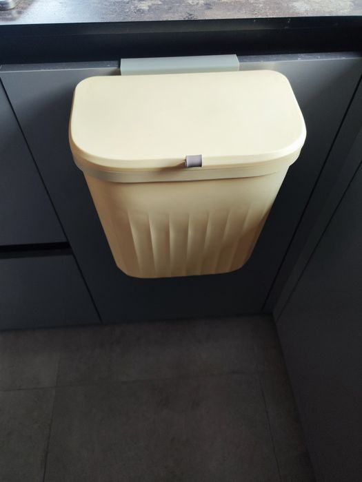 Kosz na śmieci na szafkę ścianę