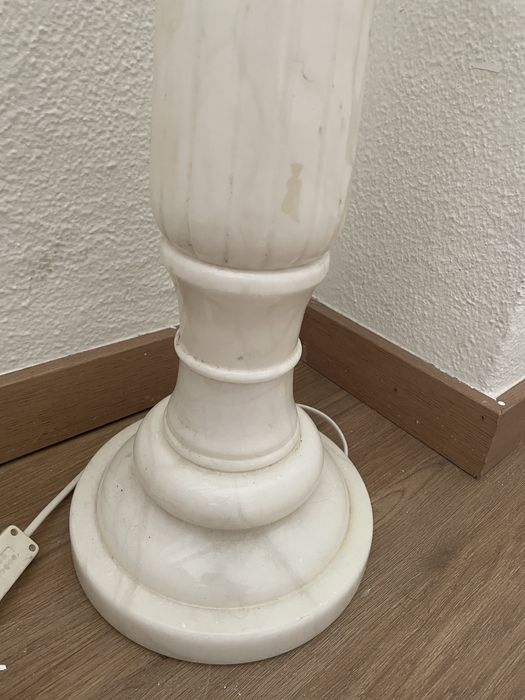 Coluna em pedra eletrificada