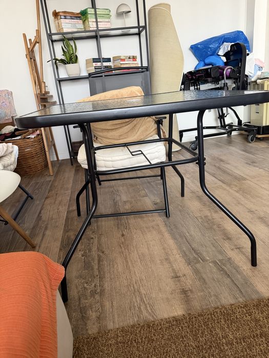 Conjunto de jardim com mesa de vidro e 4 cadeiras