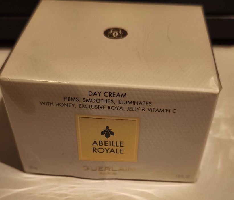 Uma marca premium para cuidar do seu rosto. Creme dia e noite.