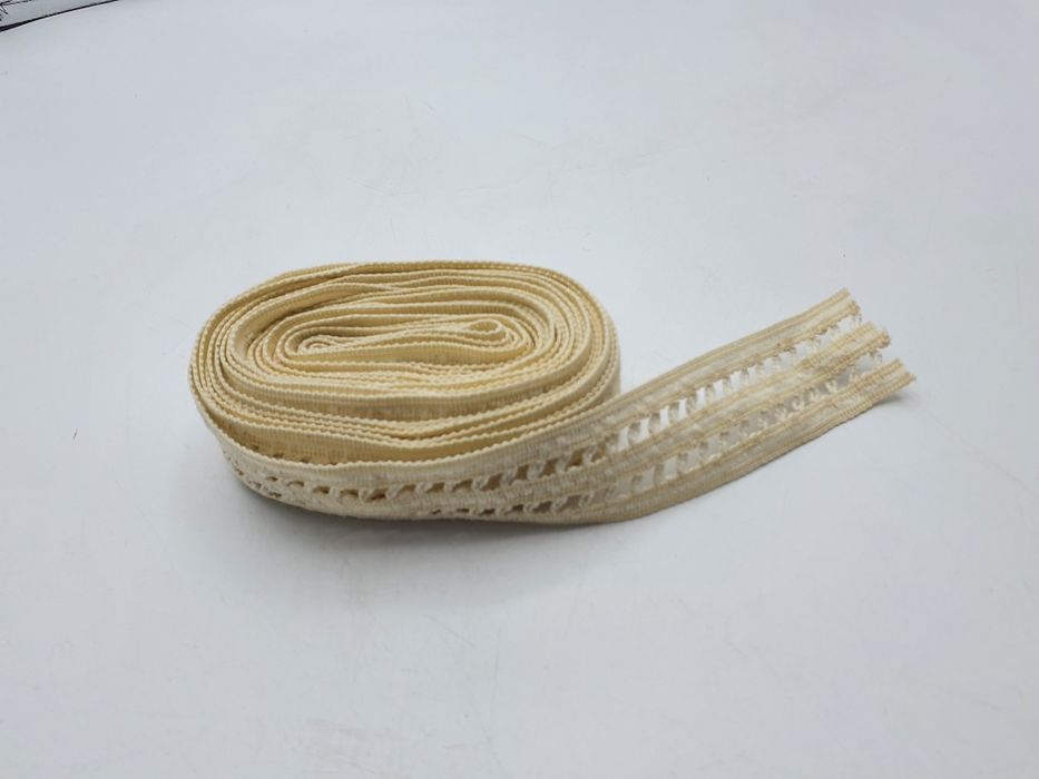 Koronka ecru kupon 4,95 m.x 3 cm.