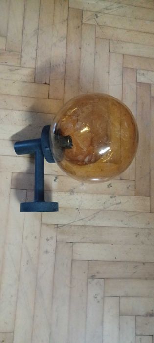 Lampa na sciane ze szklanym kloszem
