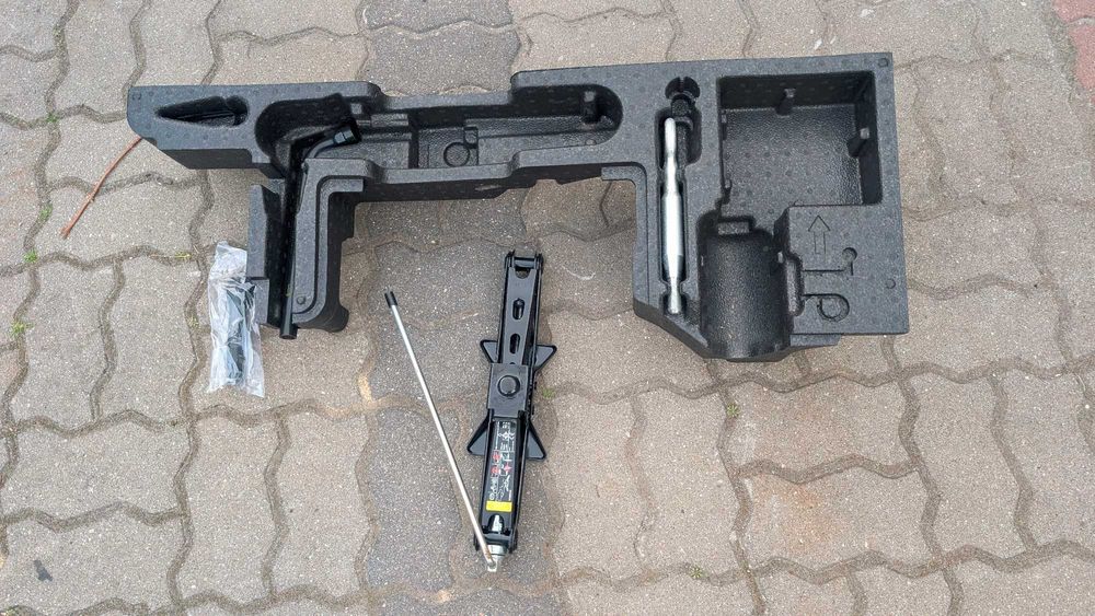 VOLVO XC60 II lewarek koła zapasowego styropian