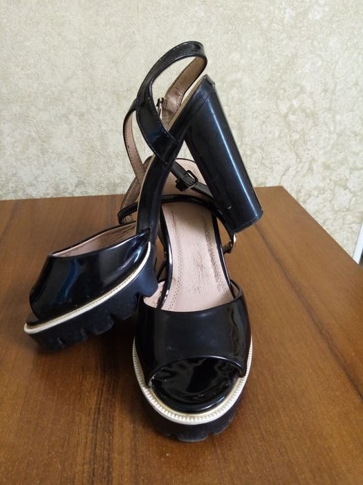 Босоніжки чорні 38 розміру