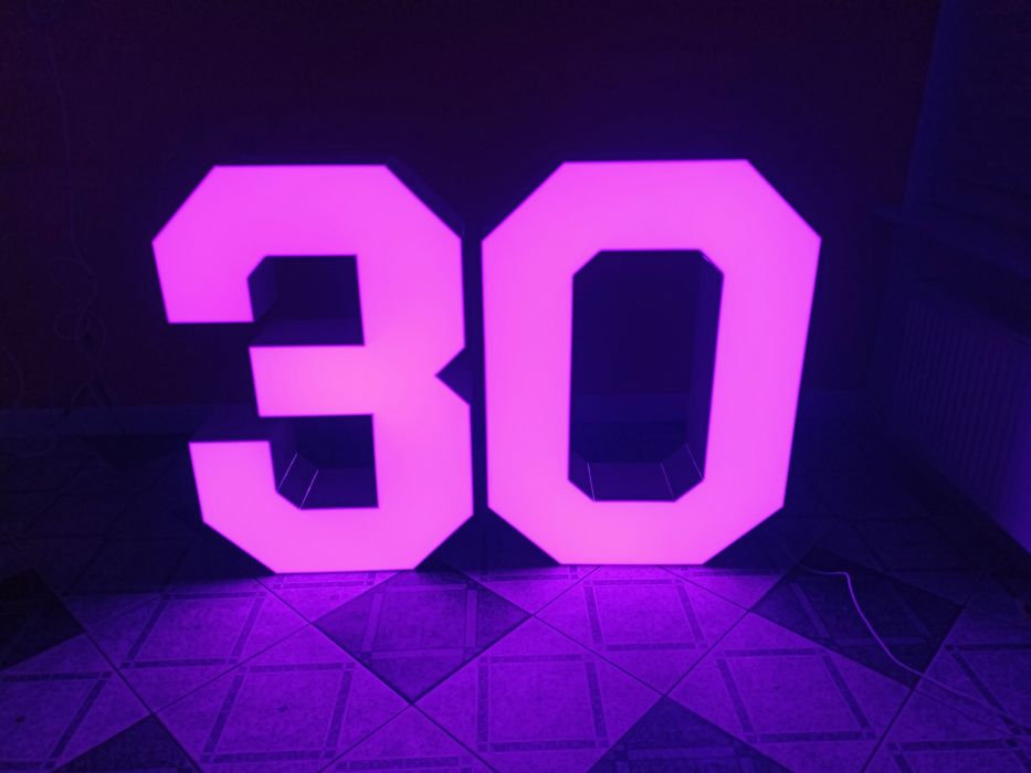 Wynajem Mega Cyfry LED RGB – 100 cm