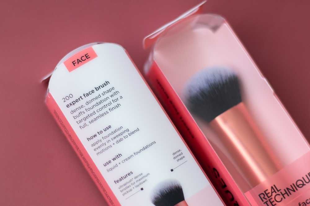 Пензель для макіяжу Real Techniques, для тональної основи (200)