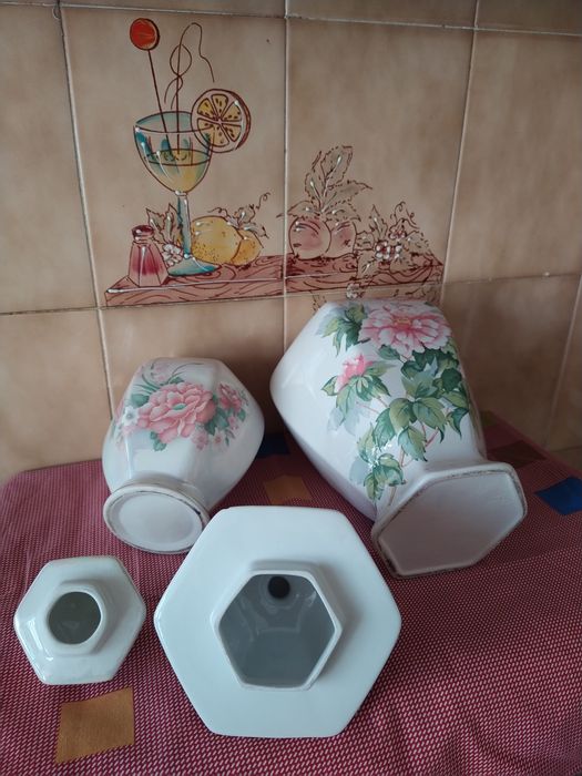 Potes com tampa em porcelana.
