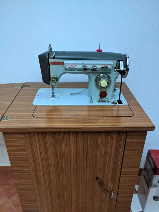 Máquina de Costura "Suprema Deluxe"