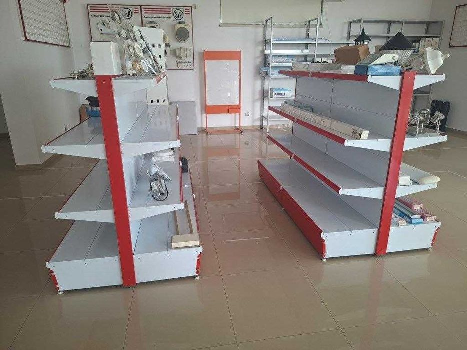 Expositor metálico branco e vermelho