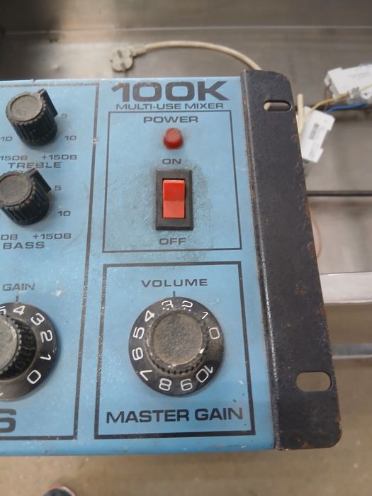 Tenho para venda  multi use mixer marca AKG