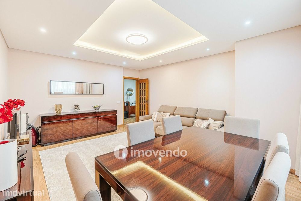 Apartamento T2 remodelado, com cozinha semi-equipada, em Cascais