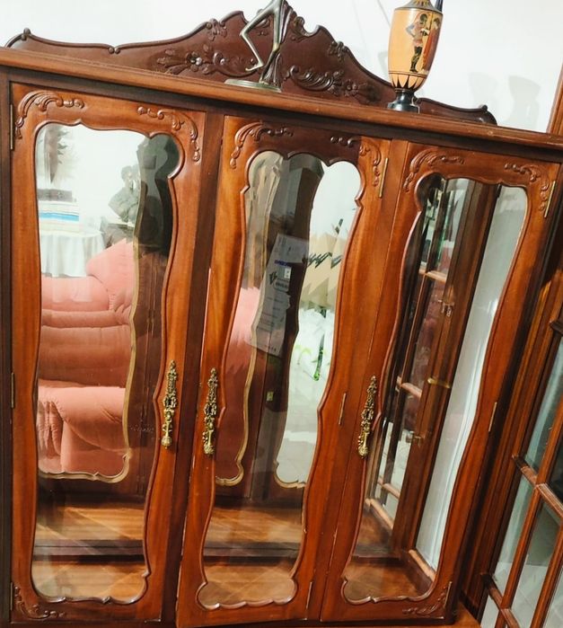 Cristaleira QUEEN ANNE, Vidro Biselado, 2 Espelhos. 120 X 43 x 176cm.