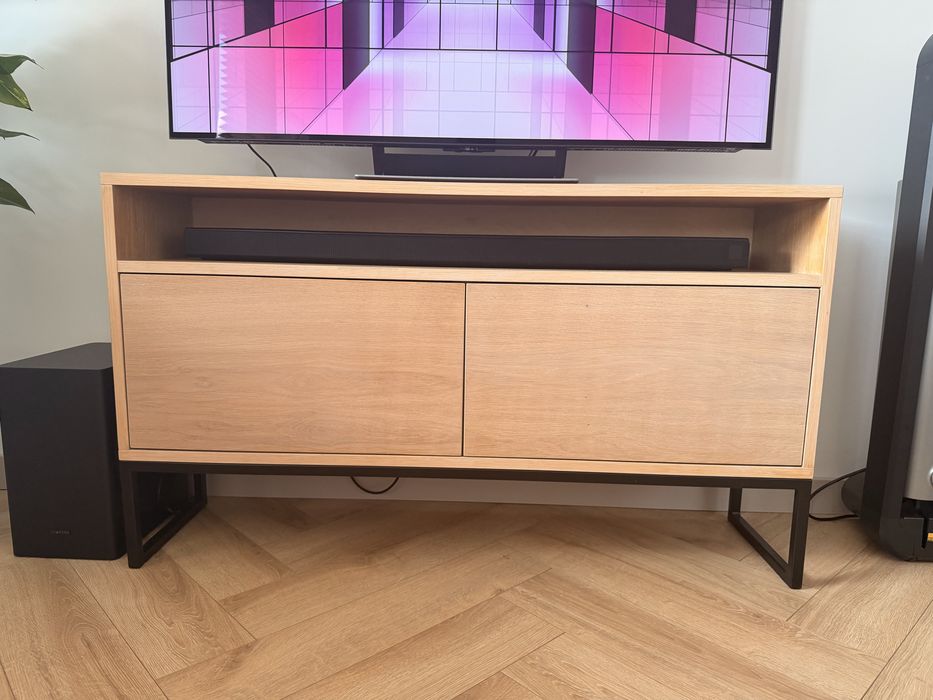 Szafka RTV z naturalnego forniru dębowego – 118 × 30 × 68 cm
