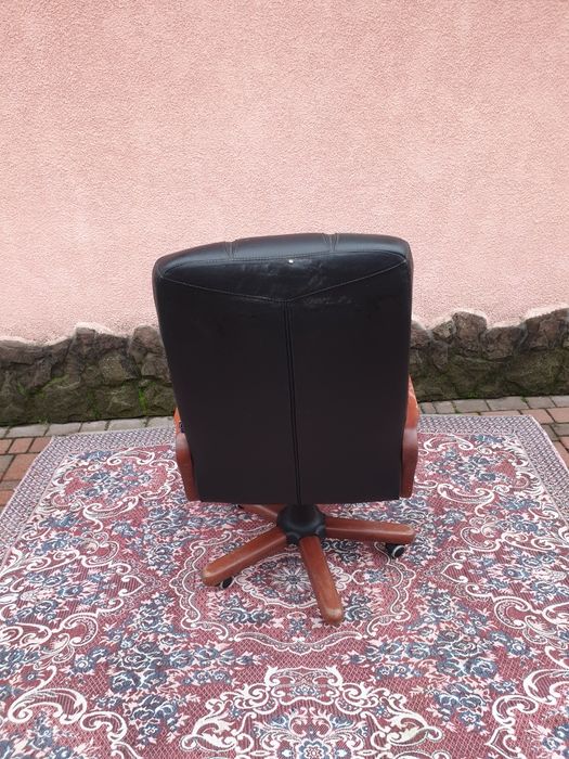 Продам крісло шкіряне