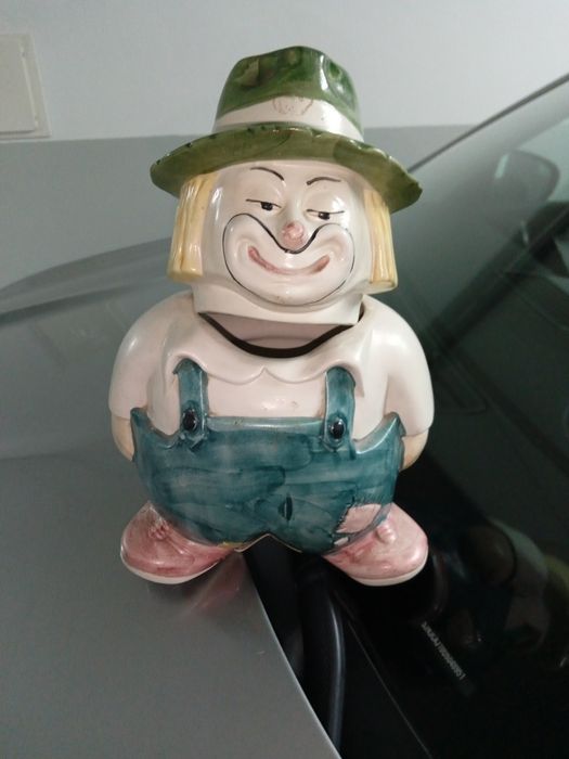 Boneco em loiça para decoração.