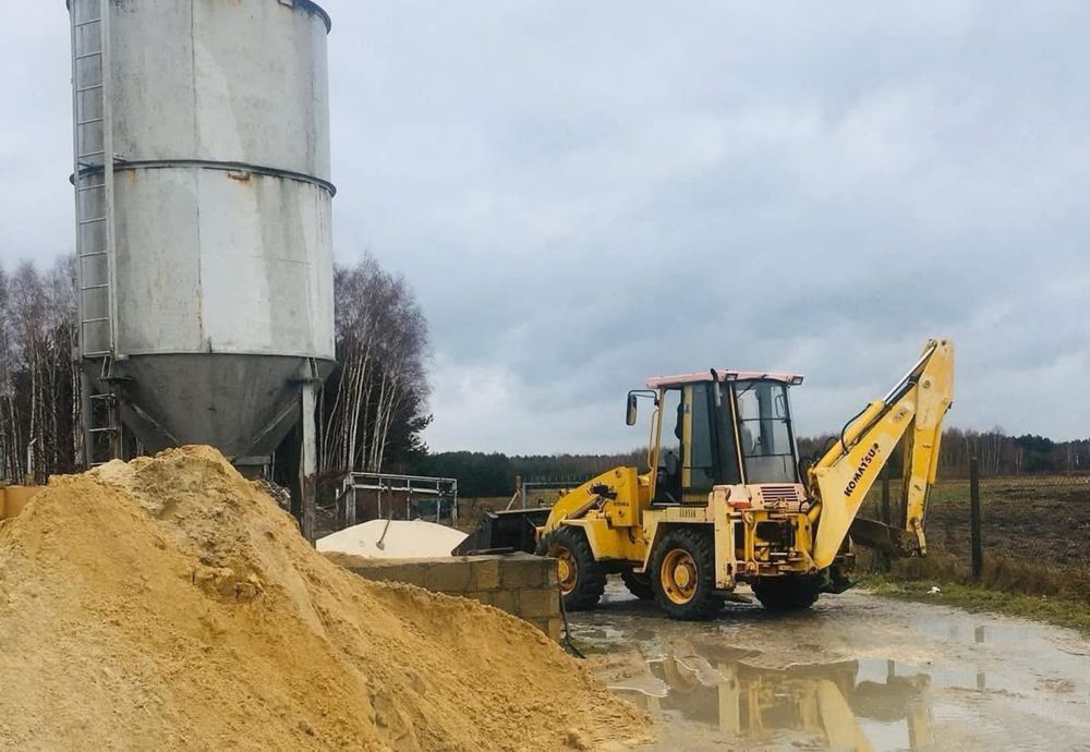 Koparko-ładowarka Komatsu WB98A 4x4 – 2000 r. – stan techniczny idealny