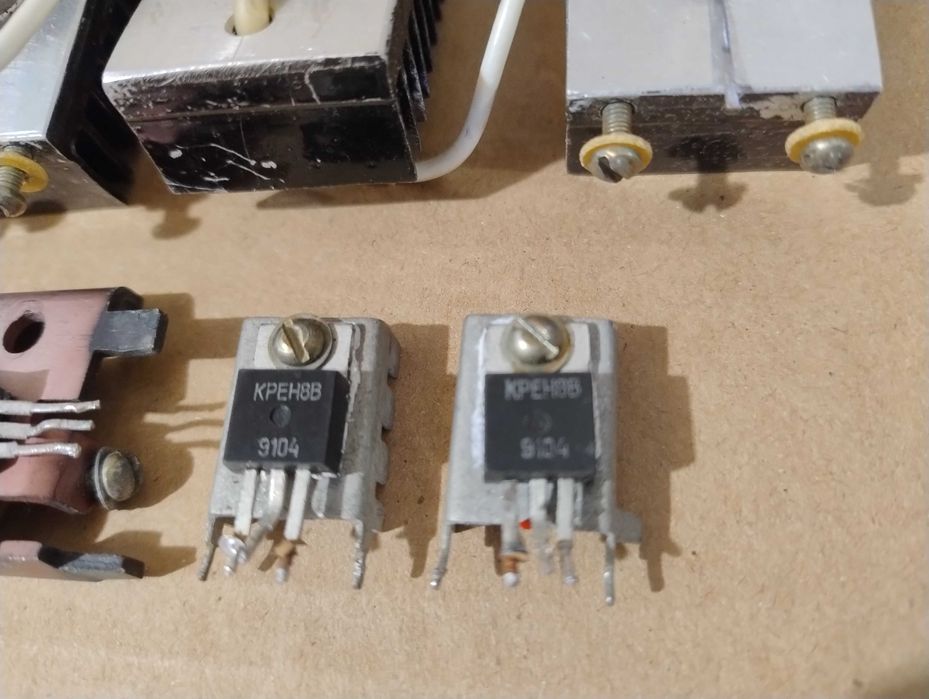 Продам ,транзисторы 2Т818А, КТ801, КТ814 и др.  на радиаторах и без одним лотом.