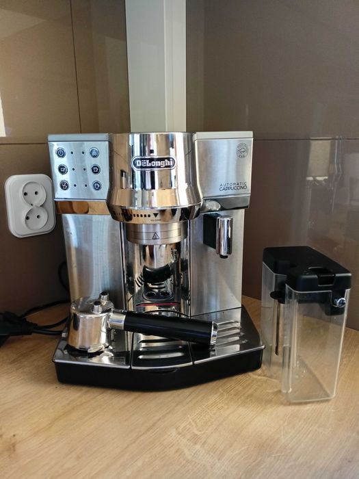 Ekspres do kawy DeLonghi kolbowy ze spinaczem do mleka