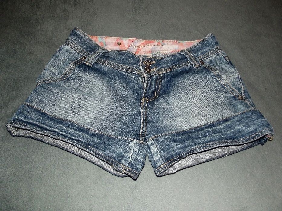 jeansowe krótkie spodenki