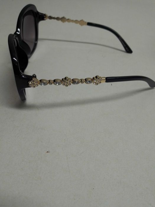 Óculos de sol pretos com brilhantes laterais