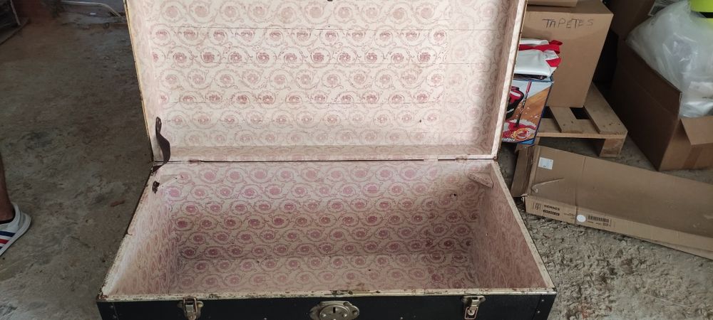 Mala/baú preta pele