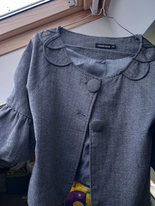 Casacos preto curto de veludo e lantejoulas  e casaco cinzento