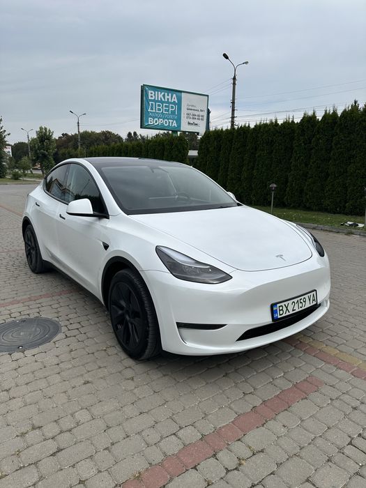 Tesla model Y 2024