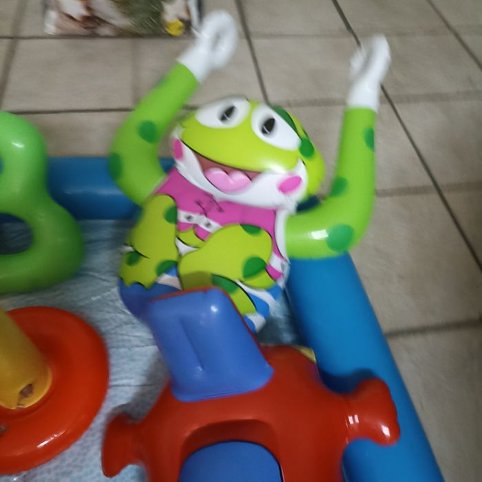 Parque com piscina para criança