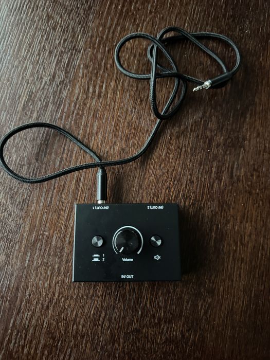 switcher/selector), który umożliwia przełącznik audio stereo 3,5 mm