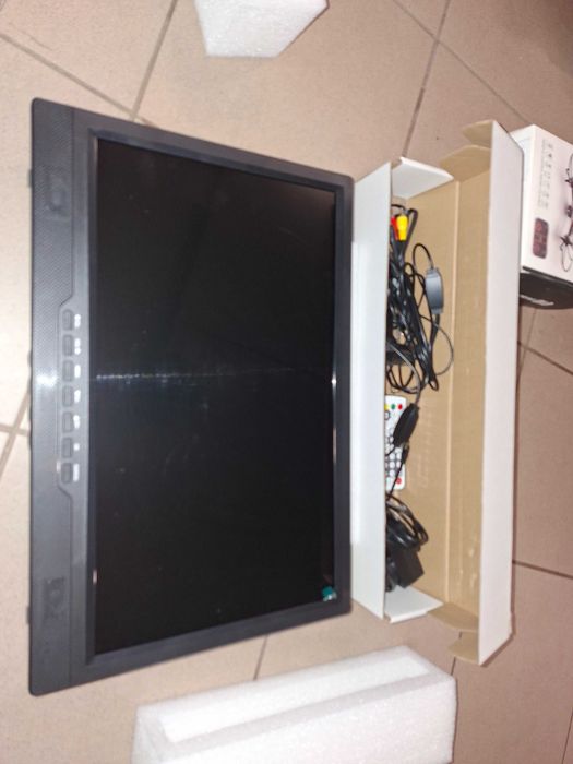 Przenośny telewizor 19-calowy z anteną baterią do kampera działkę