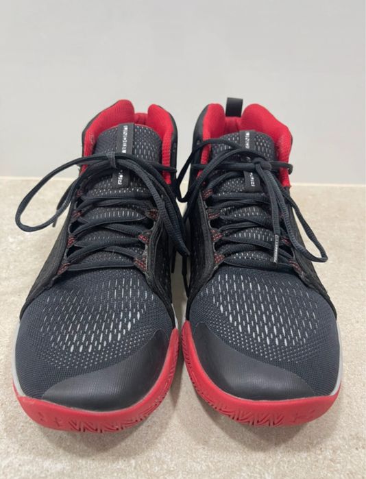 Ténis basketball Under Armour 42