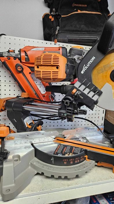 Ukośnica z posuwem Evolution R255SMS-DB 255mm 2000W