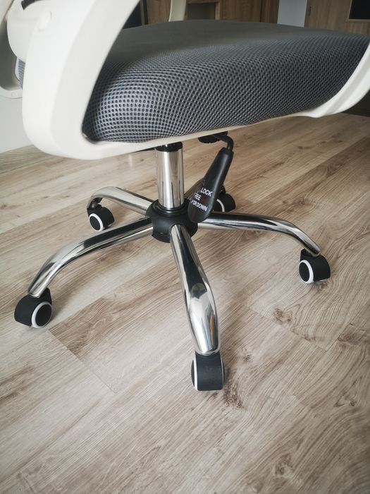 Krzesło biurowe z zagłówkiem