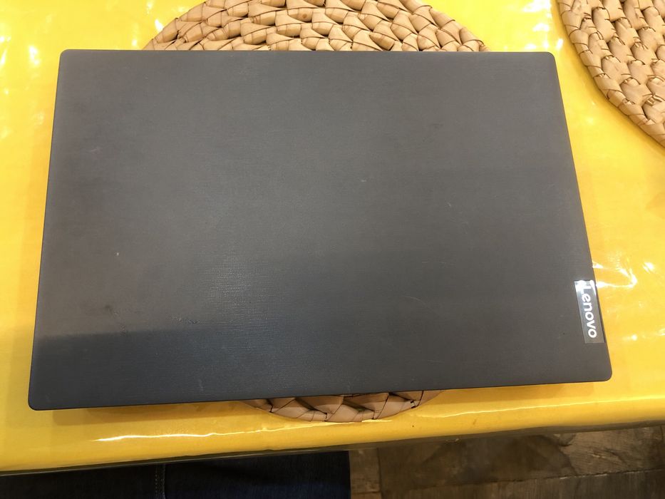 Lenovo V15-IGL Portatil