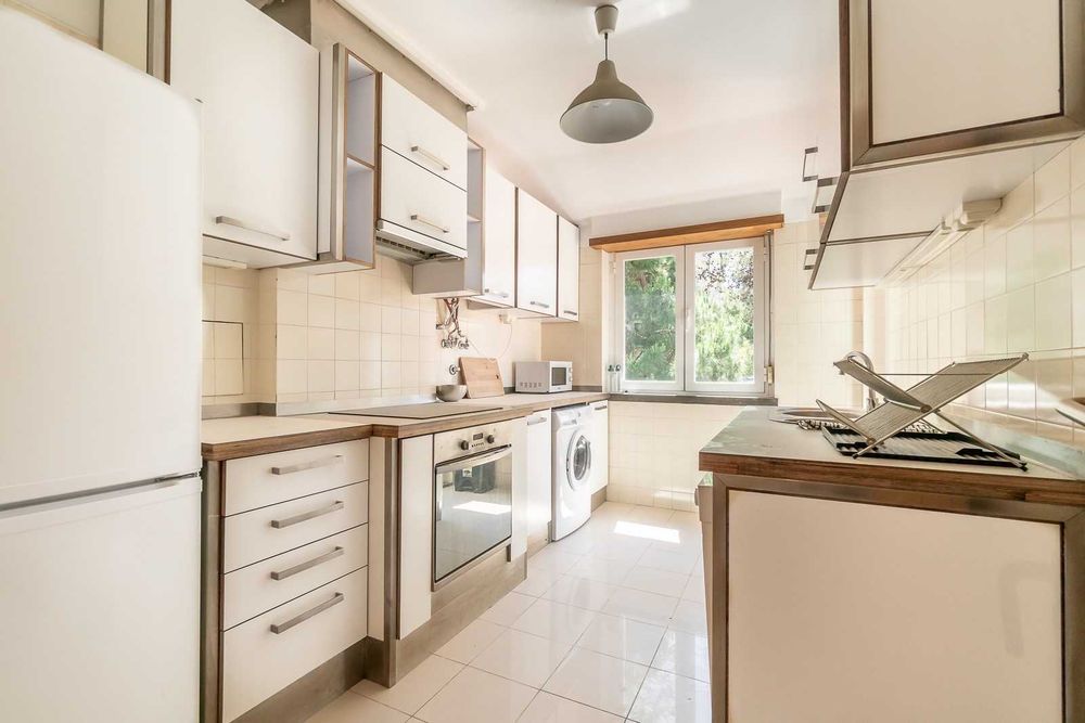 Quarto em apartamento de estudantes Nova SBE - ENTRADA IMEDIATA