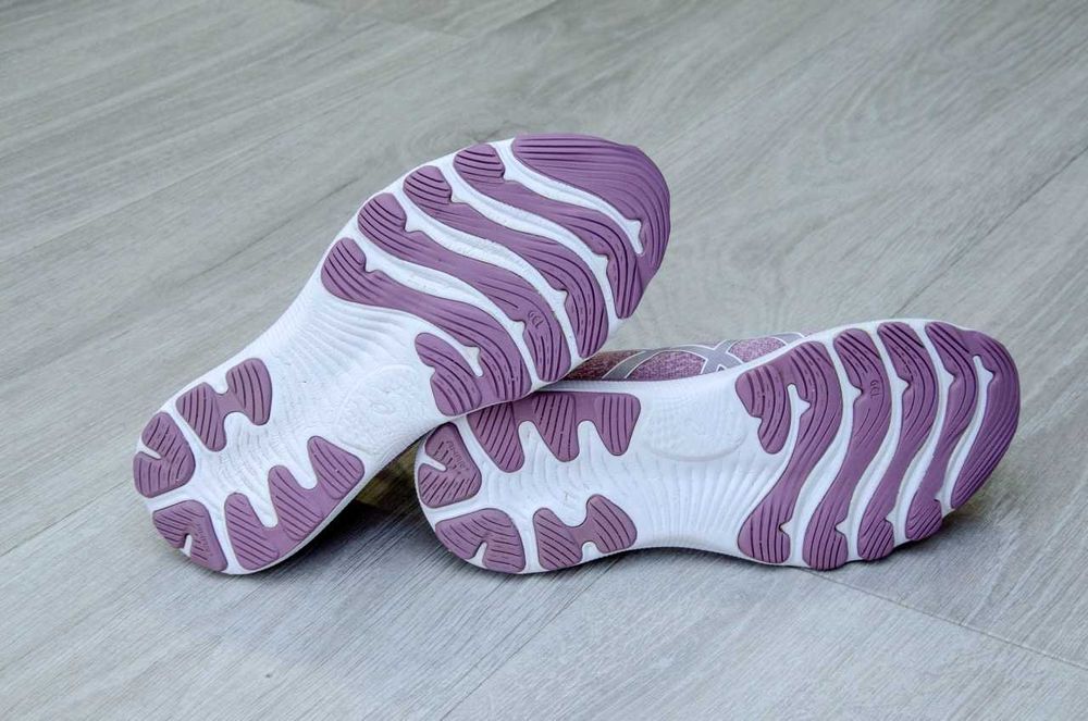 Кросівки жіночі Asics Gel Nimbus 24. Устілка 24,7 см