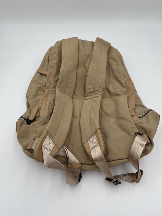 Bezowy plecak podrozny