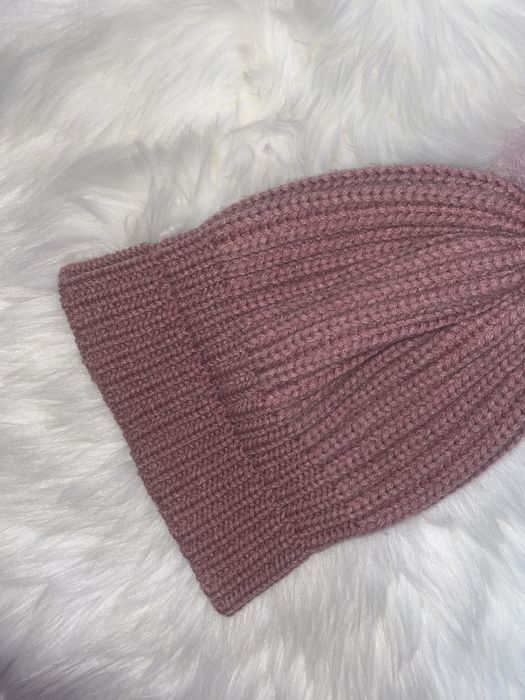 Zimowa czapka z pomponem, plecioną